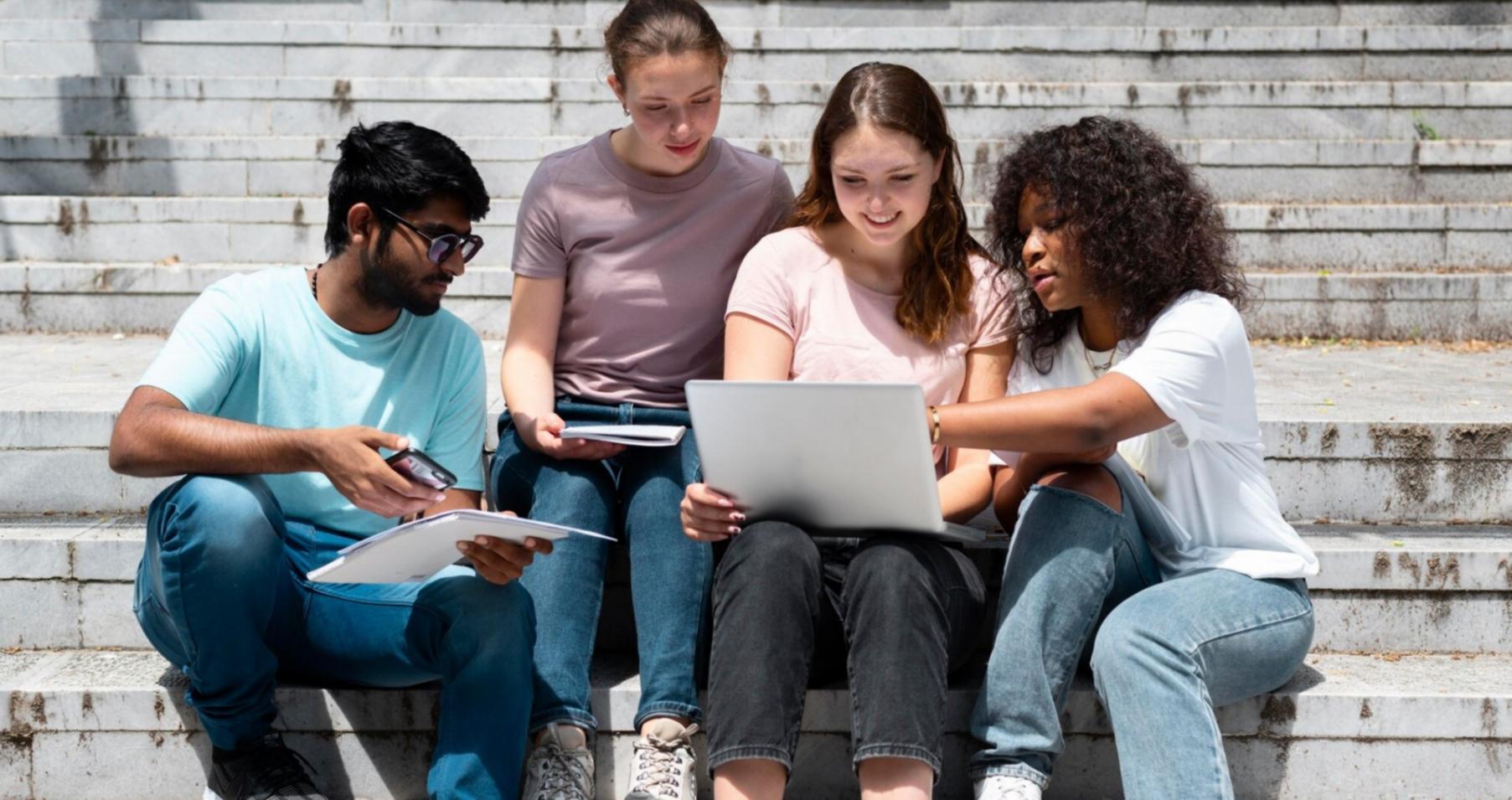 Team bei der Strategieentwicklung in modernen Büroräumen