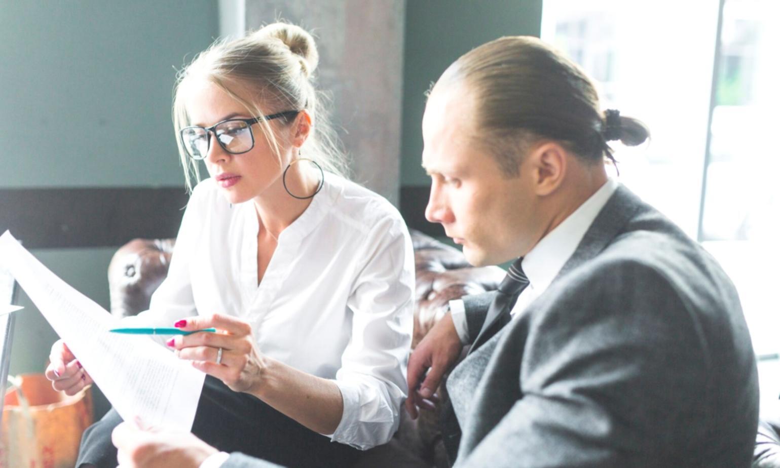 Beratungsgespräch in entspannter Atmosphäre mit Fokus auf Vertrauen